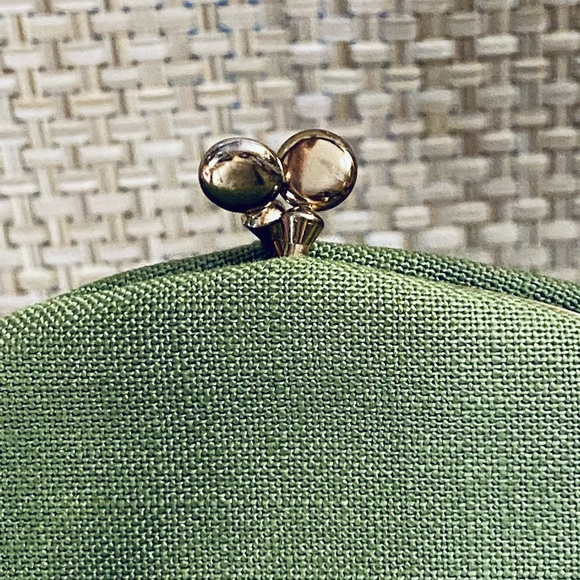 SOLD🌟HP🌟VTG 1950s Green Linen Kiss Clasp Handbag - Picture 2 of 12